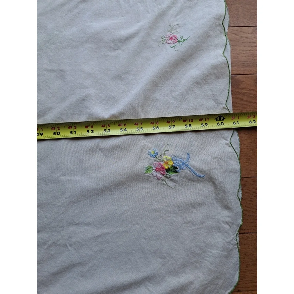 VTG Cotton Ivory Embroidered Oval Tablecloth 92 X 61 Inches